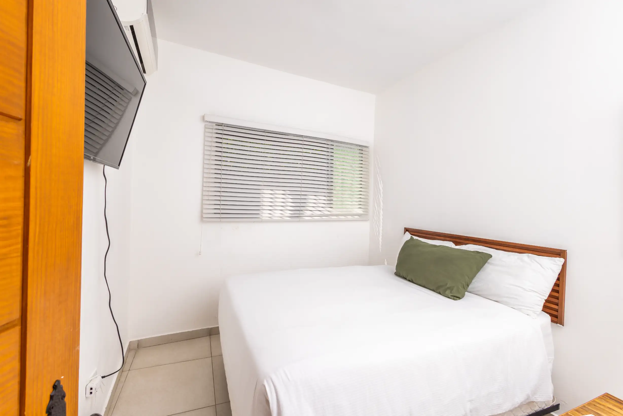 Bedroom with queen bed and abstract violin artwork — Unidad 3B