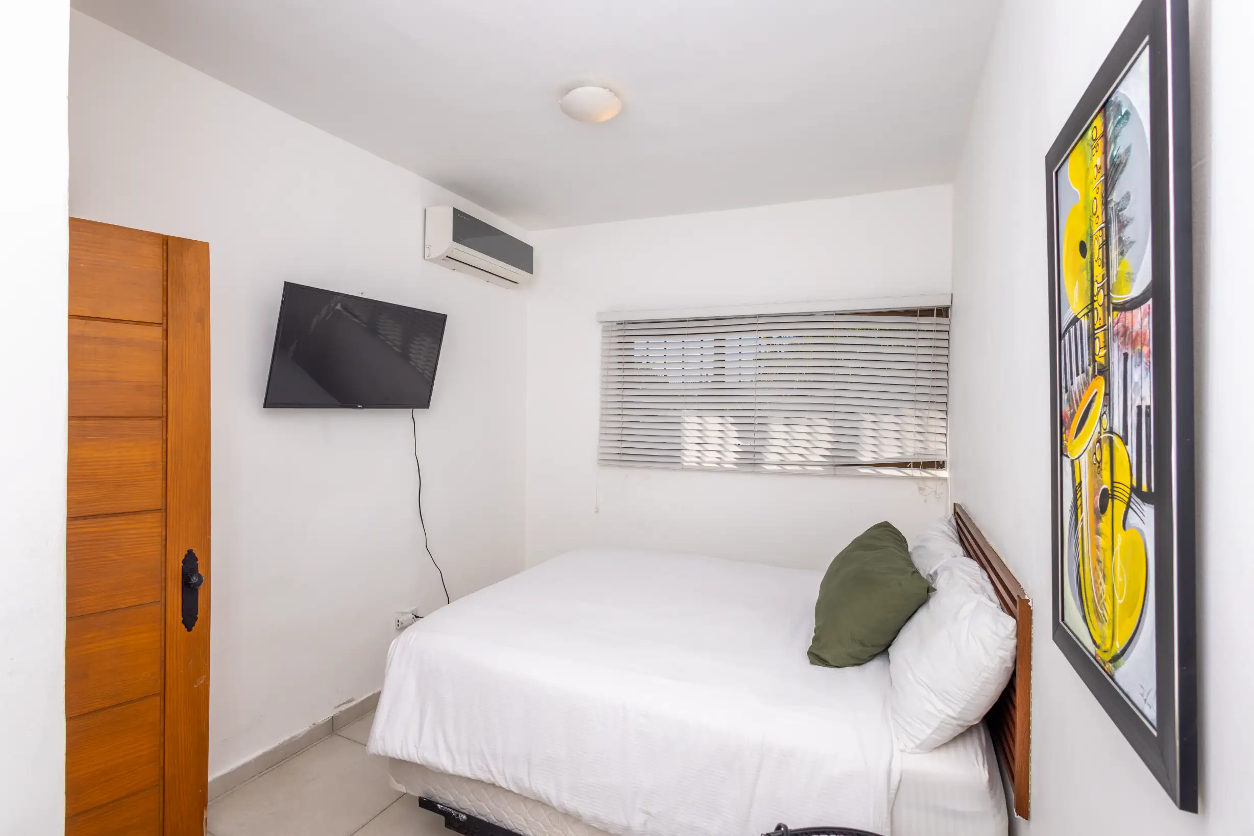 Cheap apartments for rent in Santo Domingo Zona Colonial — bedroom with industrial coat rack and standing fan — Unidad 2A