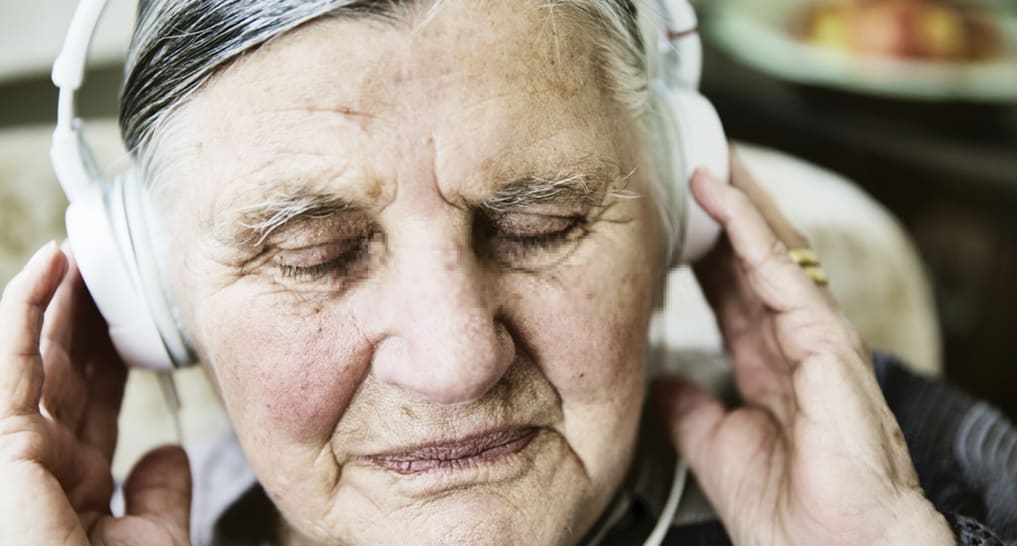 Elderly with dementia calm down with white noise