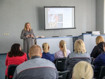 Накануне 30-летия законодательной власти региона Анна Соломеина провела информационную встречу на Каменск-Уральском металлургическом заводе