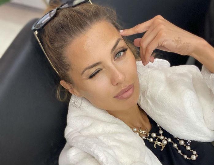 «Нереальные ноги»: Боня отметилась в джинсовой куртке оверсайз и кожаных шортах