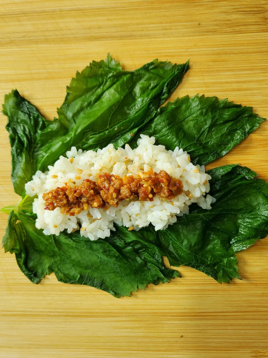 겹친 잎 위에 올린 밥과 쌈장