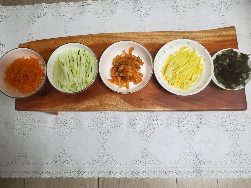그릇에 나눠 담은 당근, 오이, 신김치, 지단, 김가루