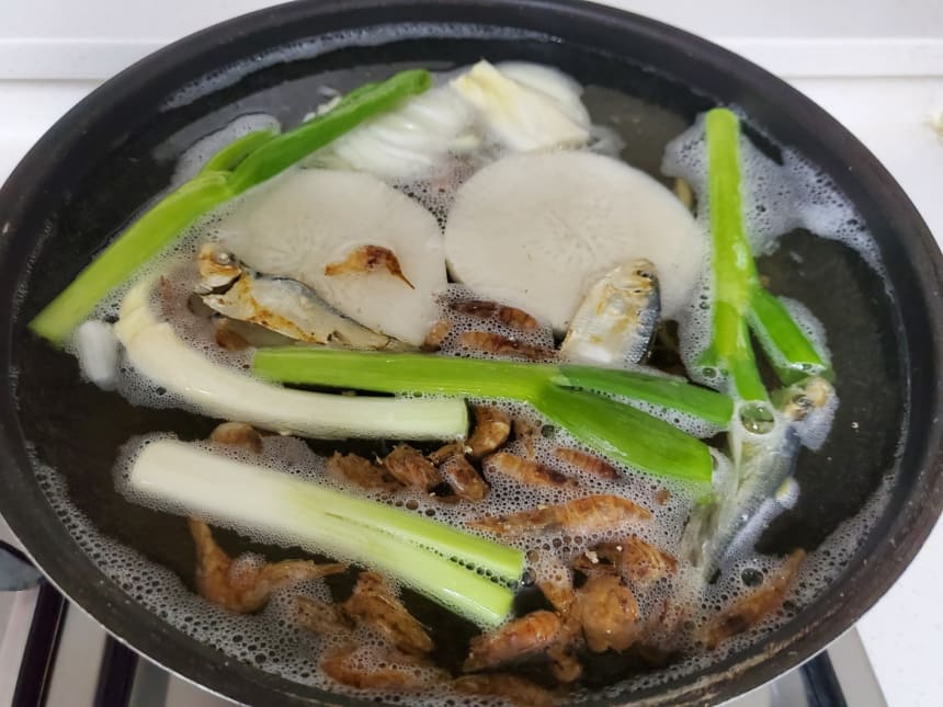 냄비에서 끓는 육수와 채소