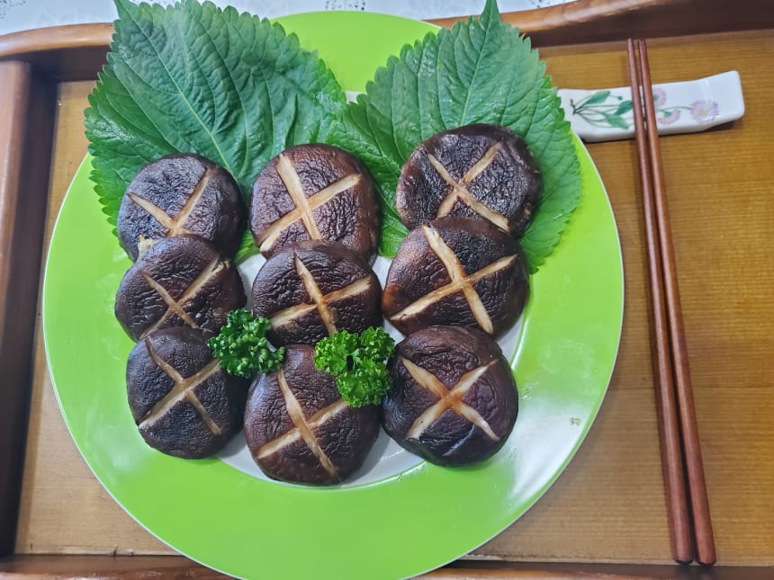 깻잎과 함께 접시에 담은 표고버섯전