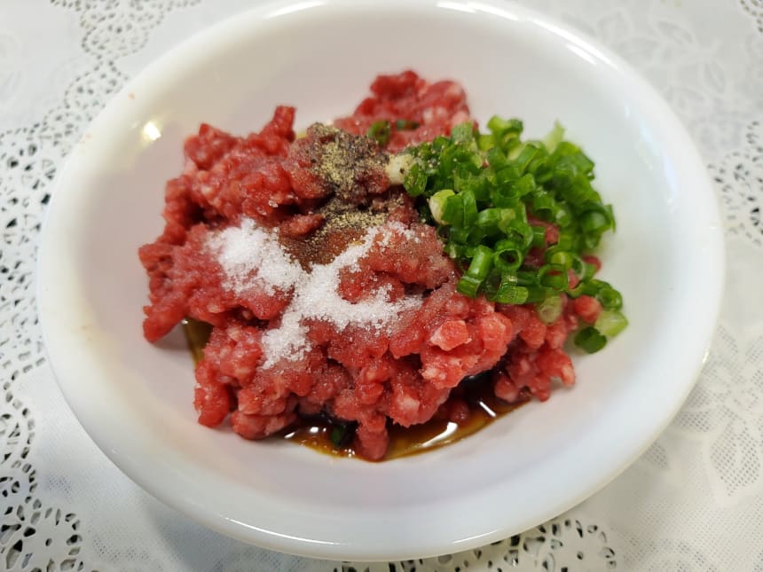 그릇에 담긴 다짐육과 양념, 썬 쪽파
