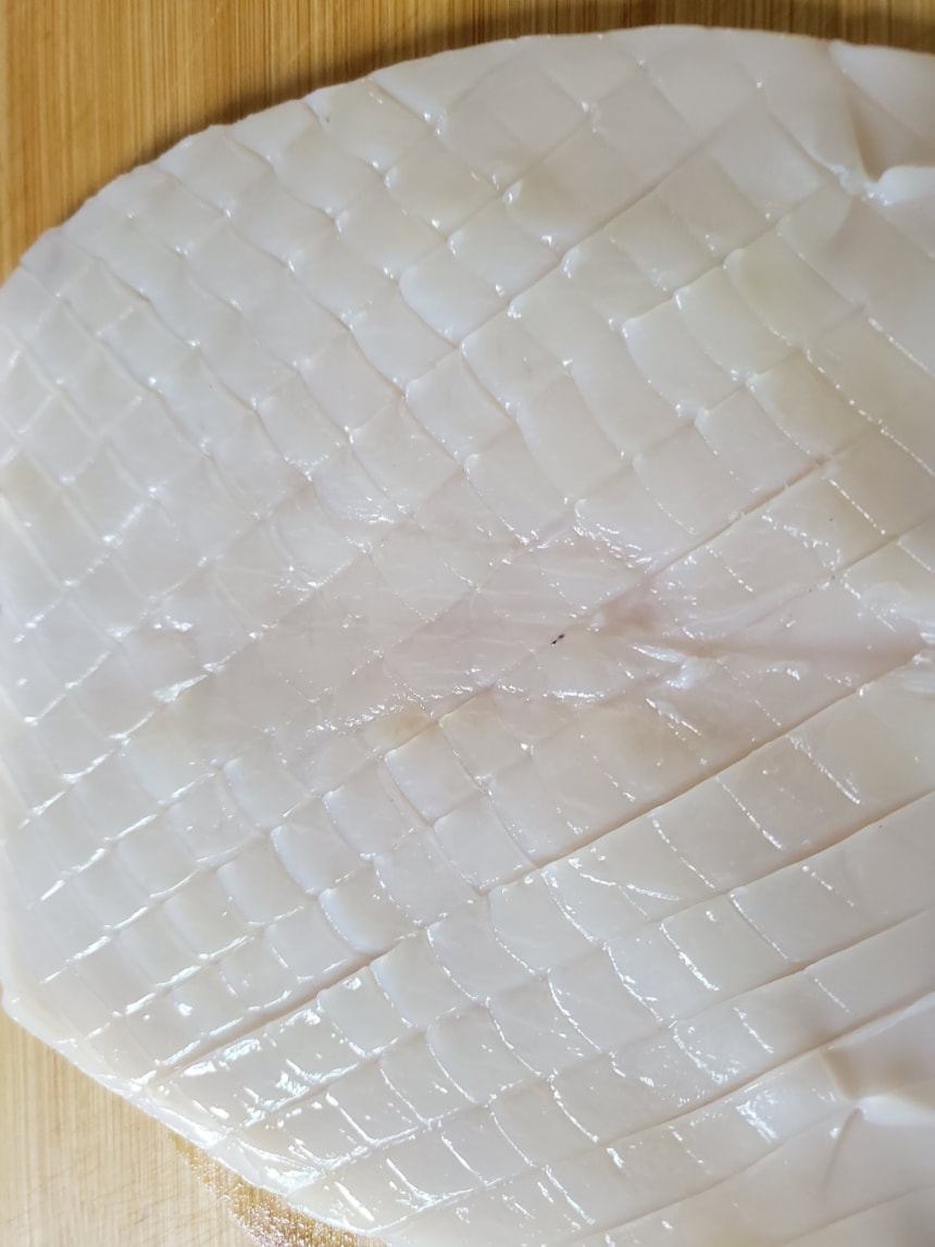 격자 칼집을 낸 오징어 몸통