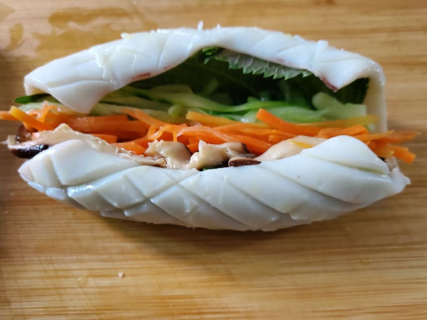 깻잎과 채소를 채운 오징어 몸통
