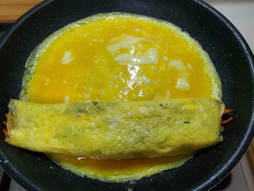 달걀물을 더 붓고 이어서 마는 계란말이