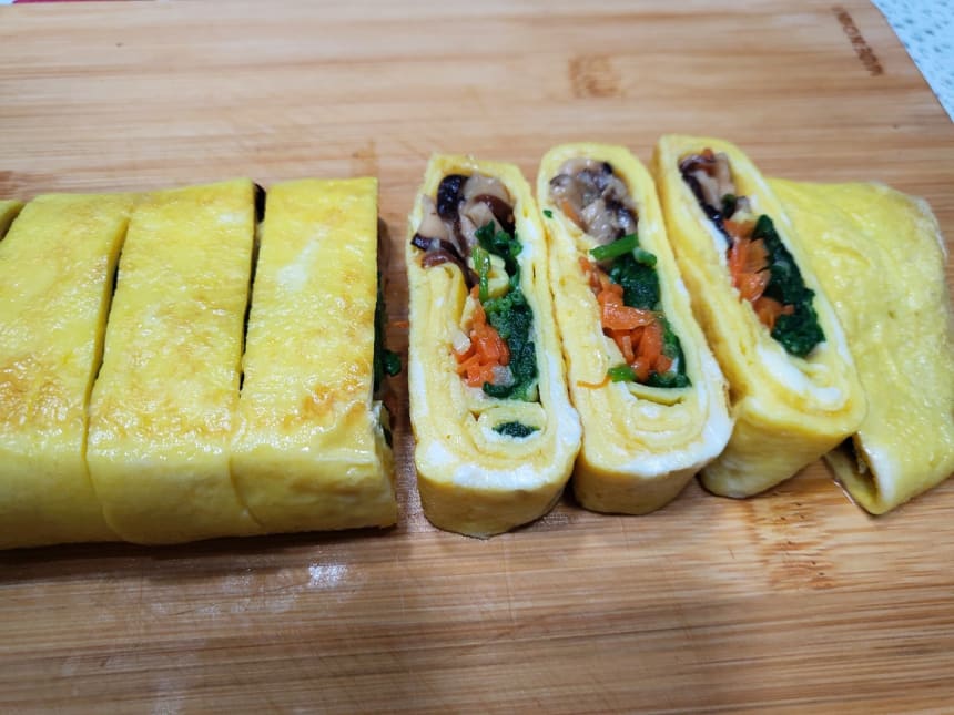 도마 위에서 썬 계란말이