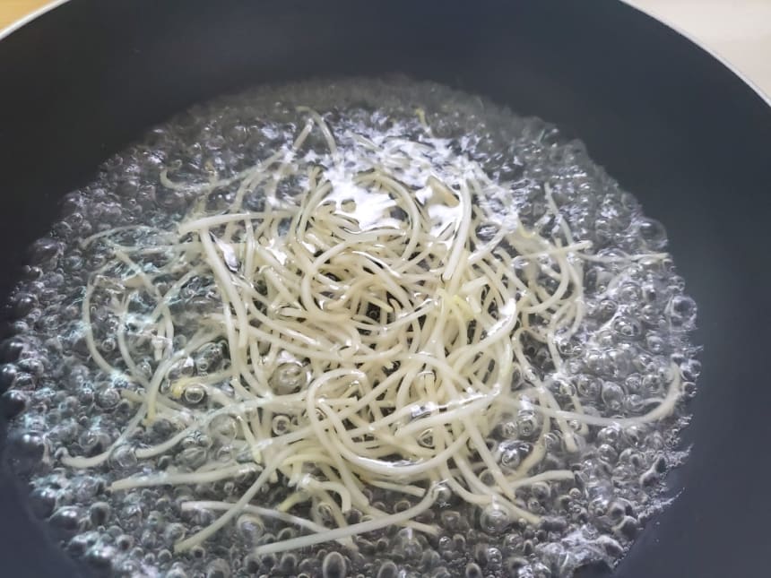 끓는 물 속의 콩나물