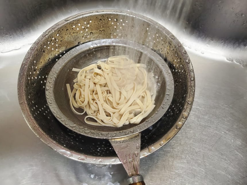 체에 밭친 면
