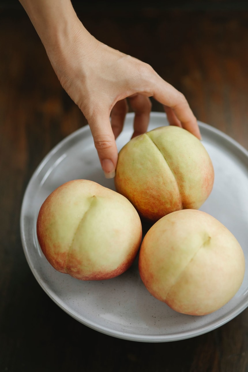 접시에 담긴 복숭아