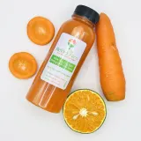 Nước ép cam cà rốt chụp từ bên hông