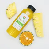 Nước ép cam thơm chụp từ bên hông