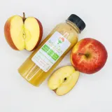 Nước ép táo chụp từ bên hông