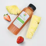 Nước ép thơm dâu chụp từ bên hông