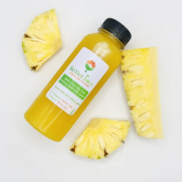 Nước ép thơm chụp từ bên hông