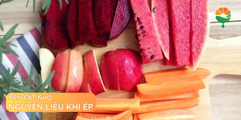 Nên cắt nhỏ nguyên liệu khi ép