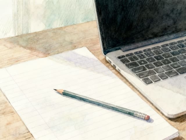 Czysta, pusta kartka w linie z leżącym na niej ołówkiem, obok otwarty laptop z wygaszonym, ciemnym ekranem