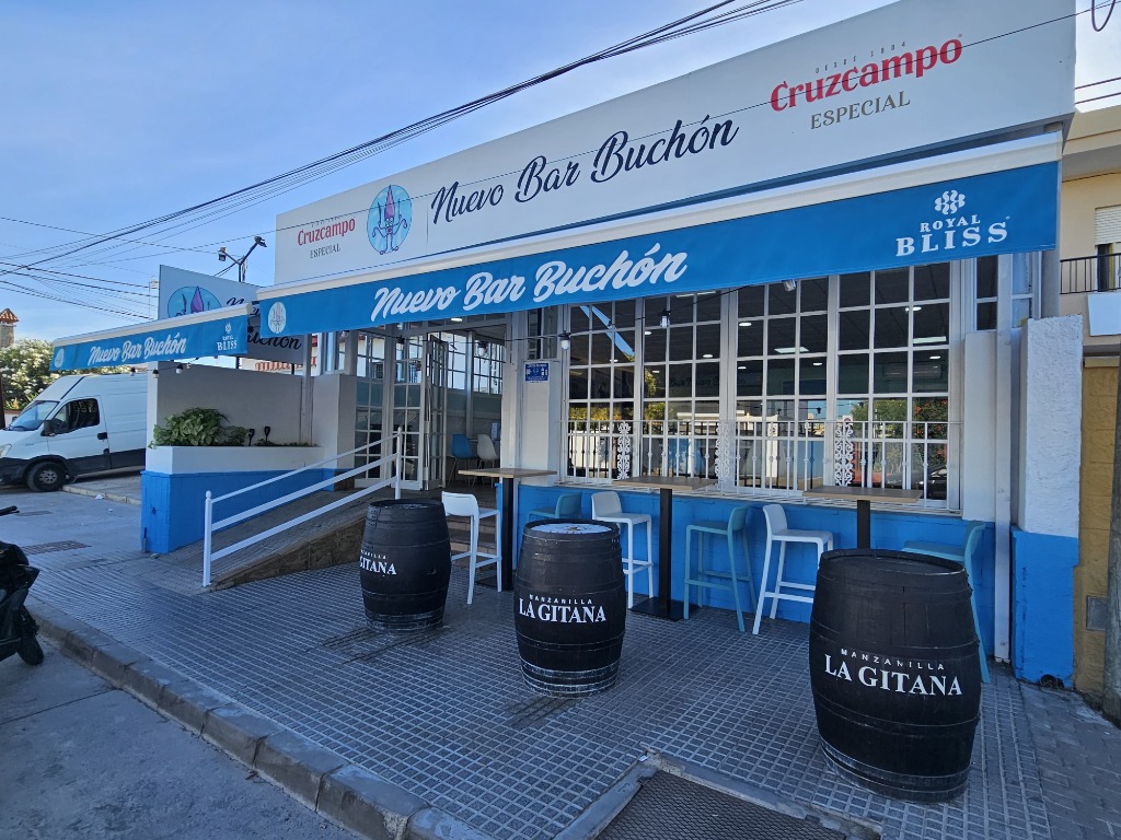 Fachada exterior y terraza de Nuevo Bar Buchón en Sanlúcar de Barrameda