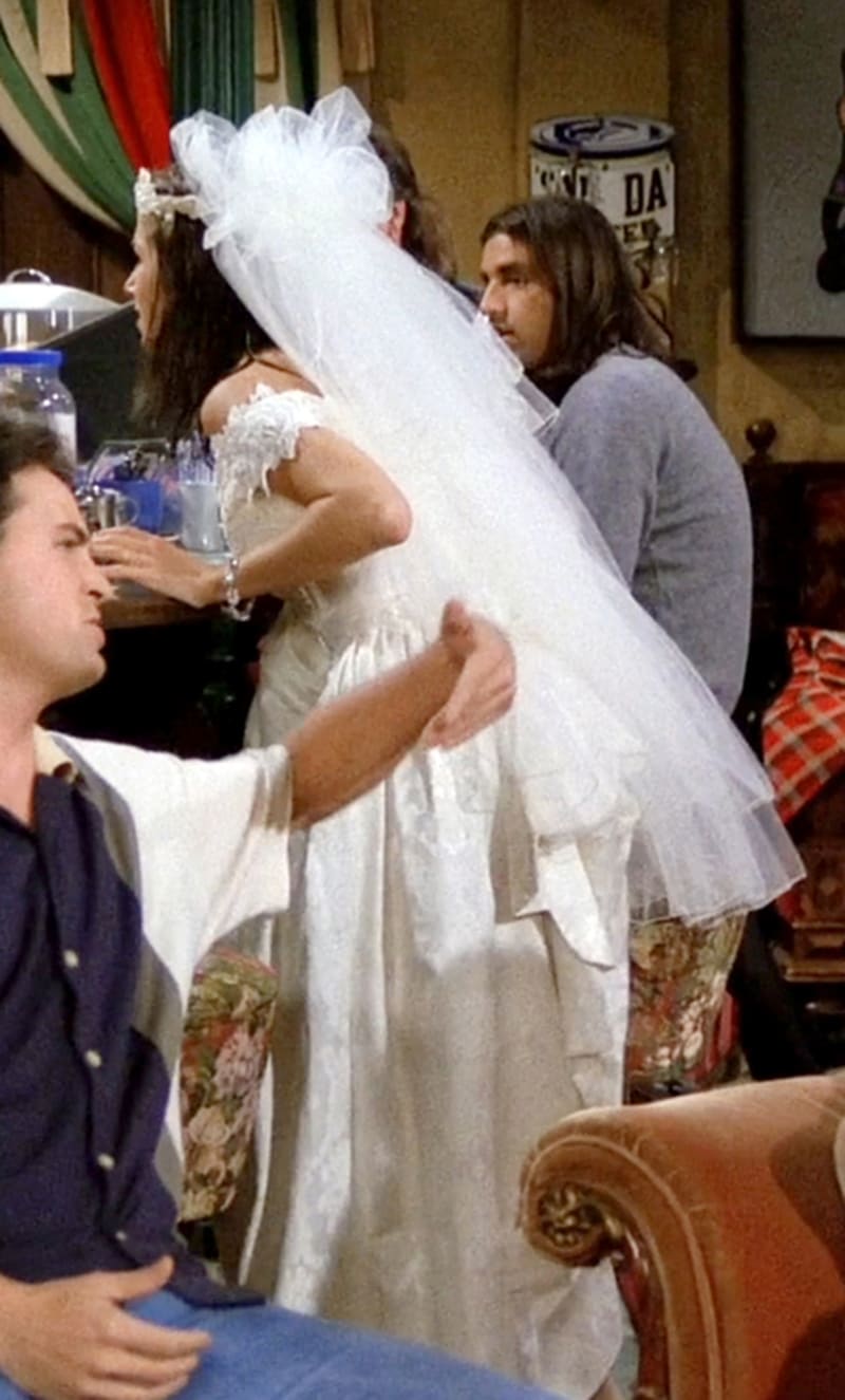 friends_rachel_s01_e01_weddingdress_6_x130bx