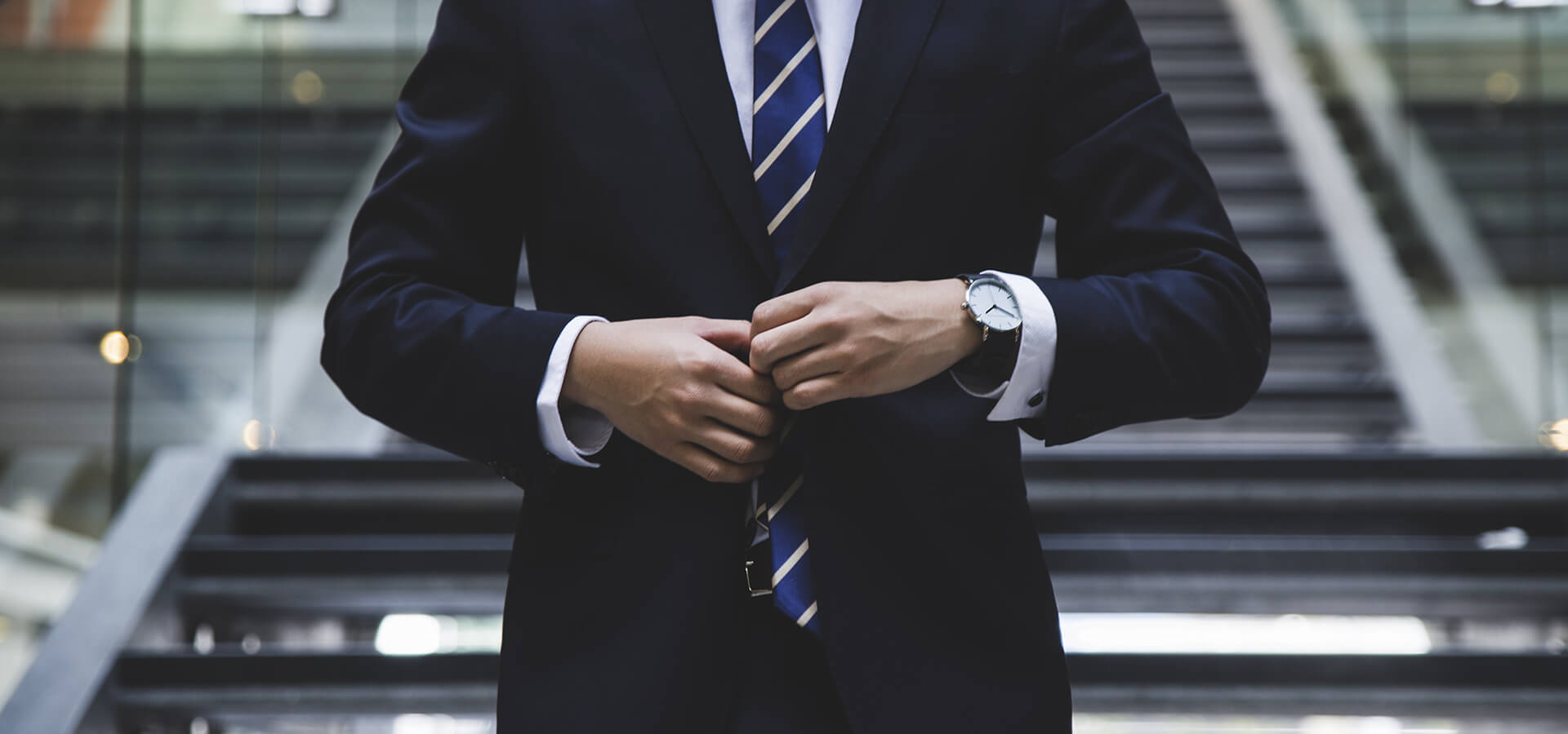 Ejecutivo de traje en su oficina
