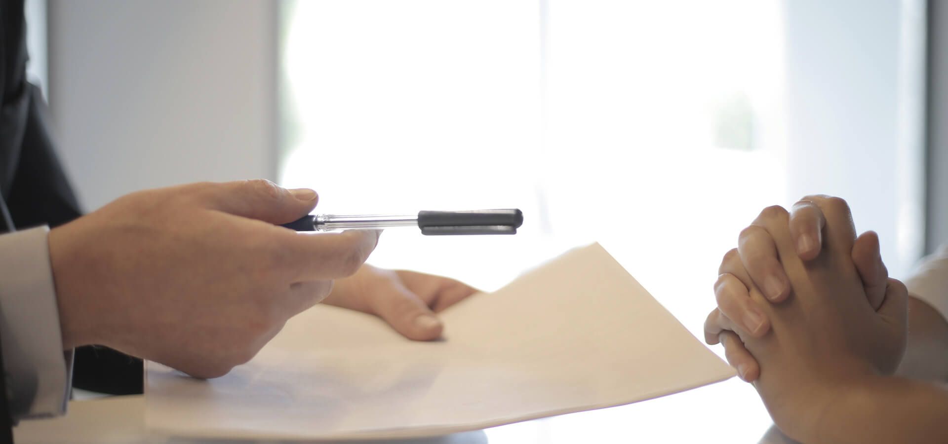 Dos personas firmando un documento