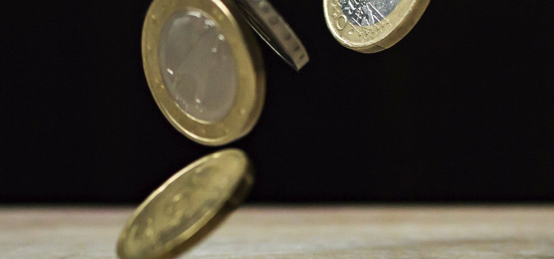 Cayendo monedas de euro