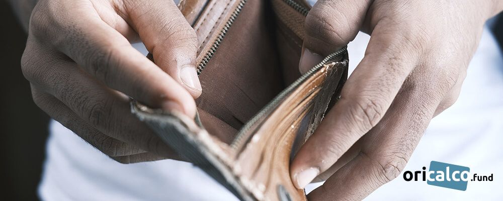 Hombre buscando dinero en su cartera