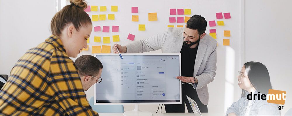Equipo de personas trabajando delante de un ordenador