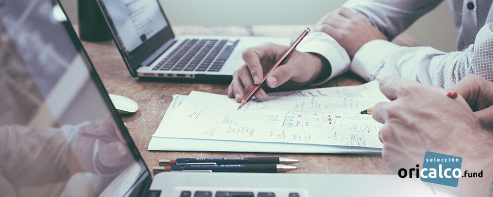 Revisando papeles dos personas en el escritorio