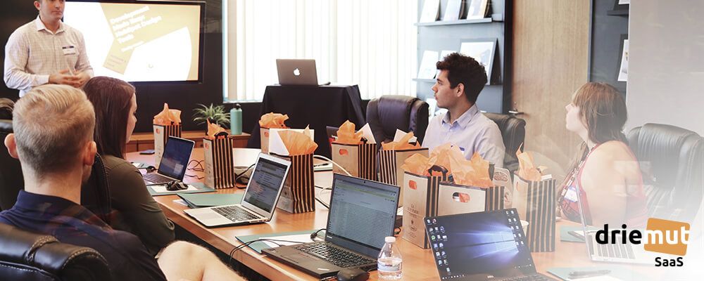 Equipo trabajando en sala de reuniones