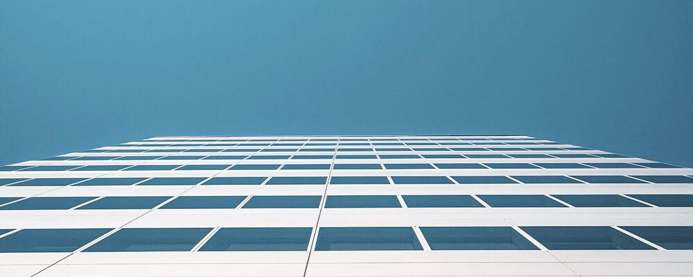 Edificio visto desde abajo con un cielo azul