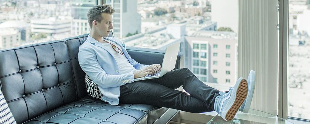Broker mirando datos en el portátil