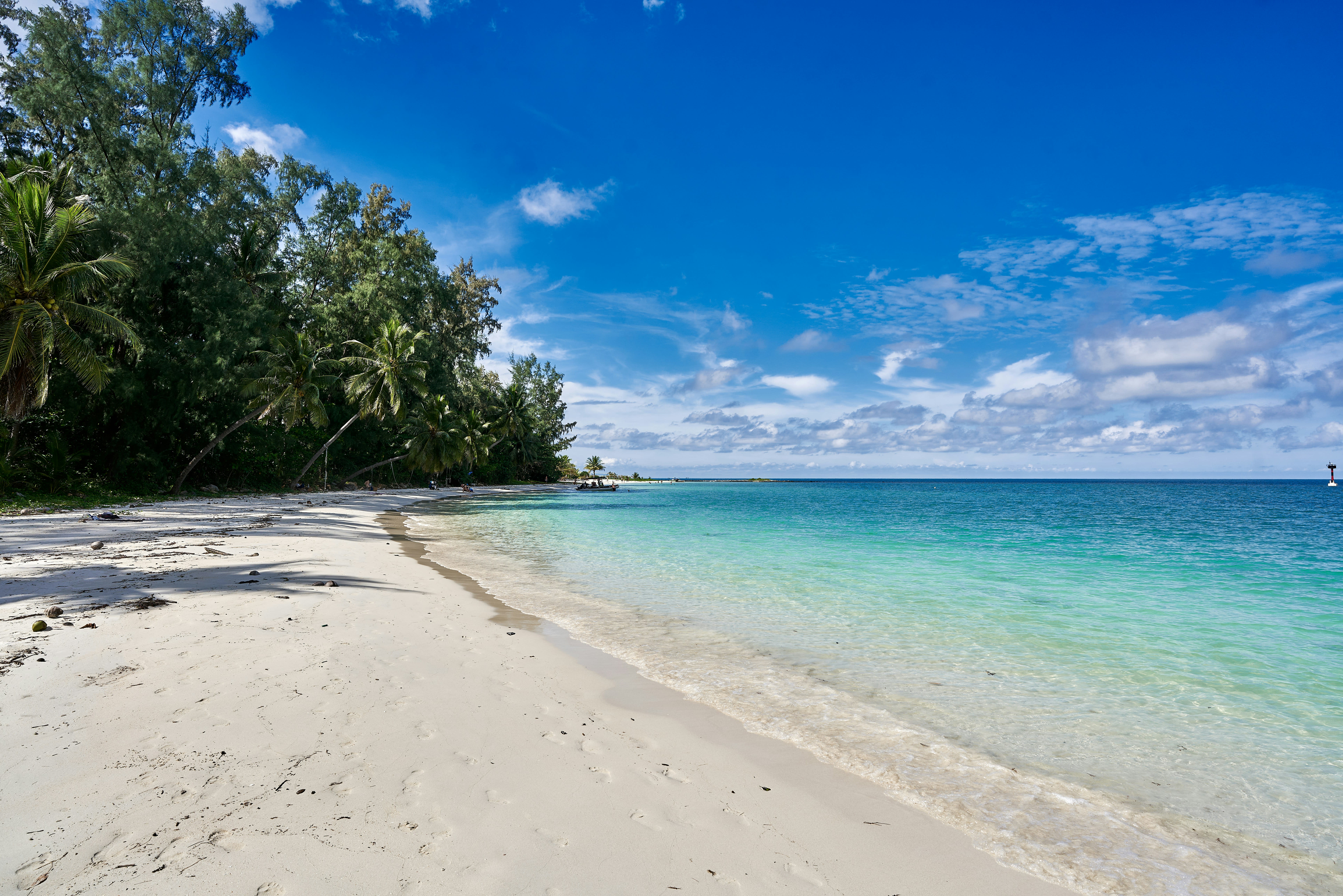 A stunning Thai beach with white sand, turquoise water, and cliffs