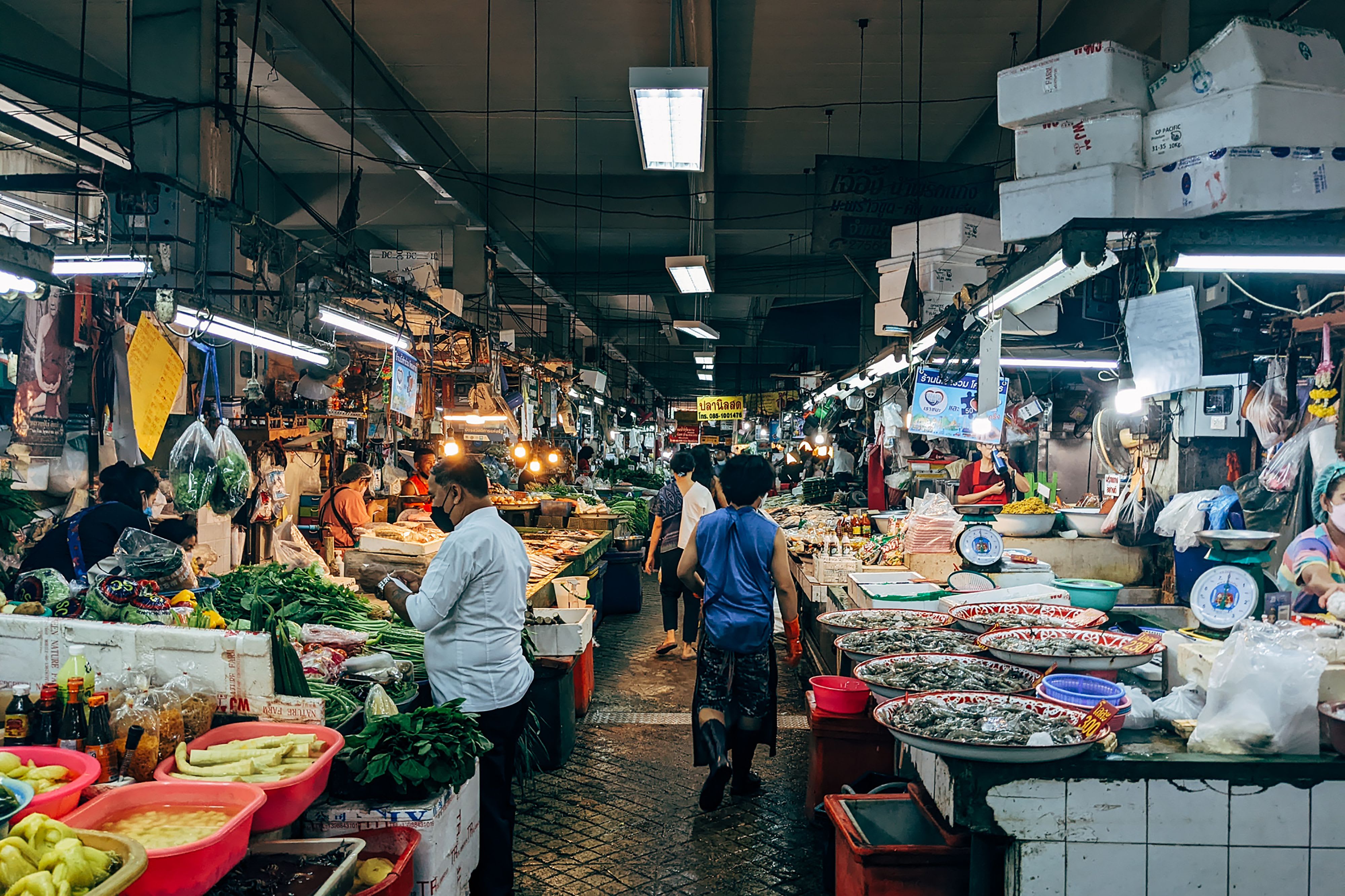 A busy but orderly Thai market or tourist street
