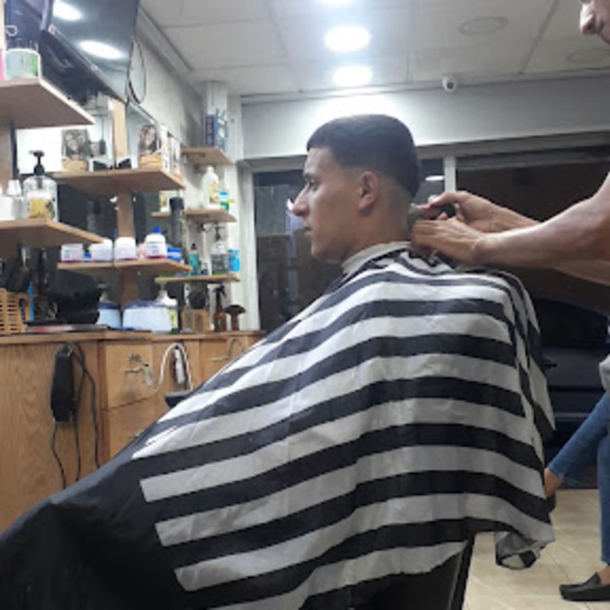 Barber shop, salon de coiffure Homme صالون الحلاقة للرجال - 1