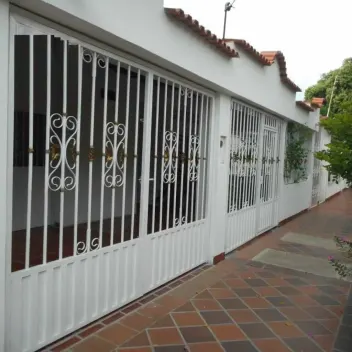 #251 - Casa en Cúcuta en venta de 300m², 3 habitaciones y 2 parqueaderos - 1