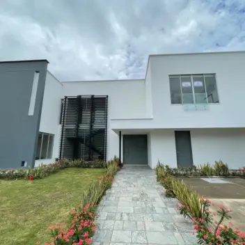#355 - Casa en conjunto cerrado en Cúcuta en venta de 1250m², 4 habitaciones y 5 parqueaderos - 1