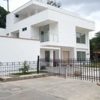 #424 - Casa en conjunto cerrado en Los Patios en venta de 590m², 4 habitaciones y 2 parqueaderos - 1