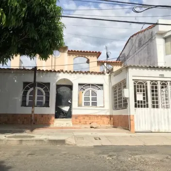 #534 - Casa en Cúcuta en venta de 300m², 4 habitaciones y 2 parqueaderos - 1