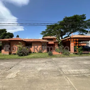 #1521 - Casa en conjunto cerrado en Villa del Rosario en venta de 300m², 4 habitaciones y 2 parqueaderos - 1