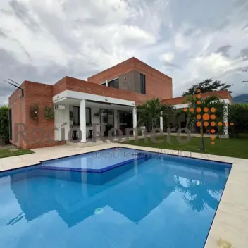 #1785 - Casa en  en venta de 380m², 4 habitaciones y 3 parqueaderos - 17