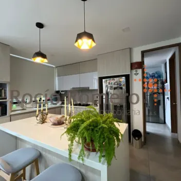 #1785 - Casa en  en venta de 380m², 4 habitaciones y 3 parqueaderos - 6