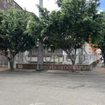 #2541 - Casa en venta en Cúcuta de 327m², 7 habitaciones y 2 parqueaderos - 1
