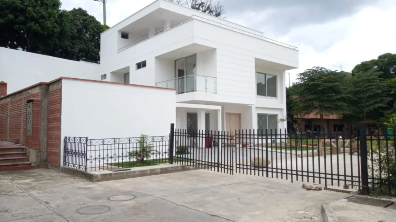 #424 - Casa en conjunto cerrado en Los Patios en venta de 590m², 4 habitaciones y 2 parqueaderos - 1