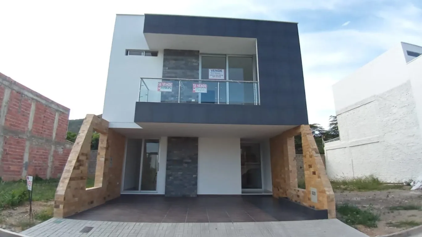 #686 - Casa en conjunto cerrado en Cúcuta en venta de 340m², 4 habitaciones y 2 parqueaderos - 1