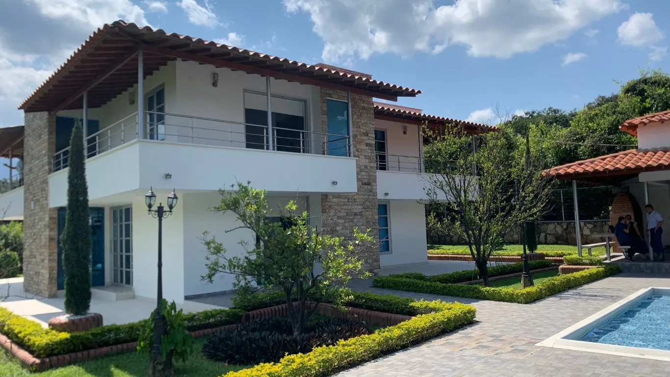 #1314 - Casa en Los Patios en venta de 1450m², 5 habitaciones y 4 parqueaderos - 1