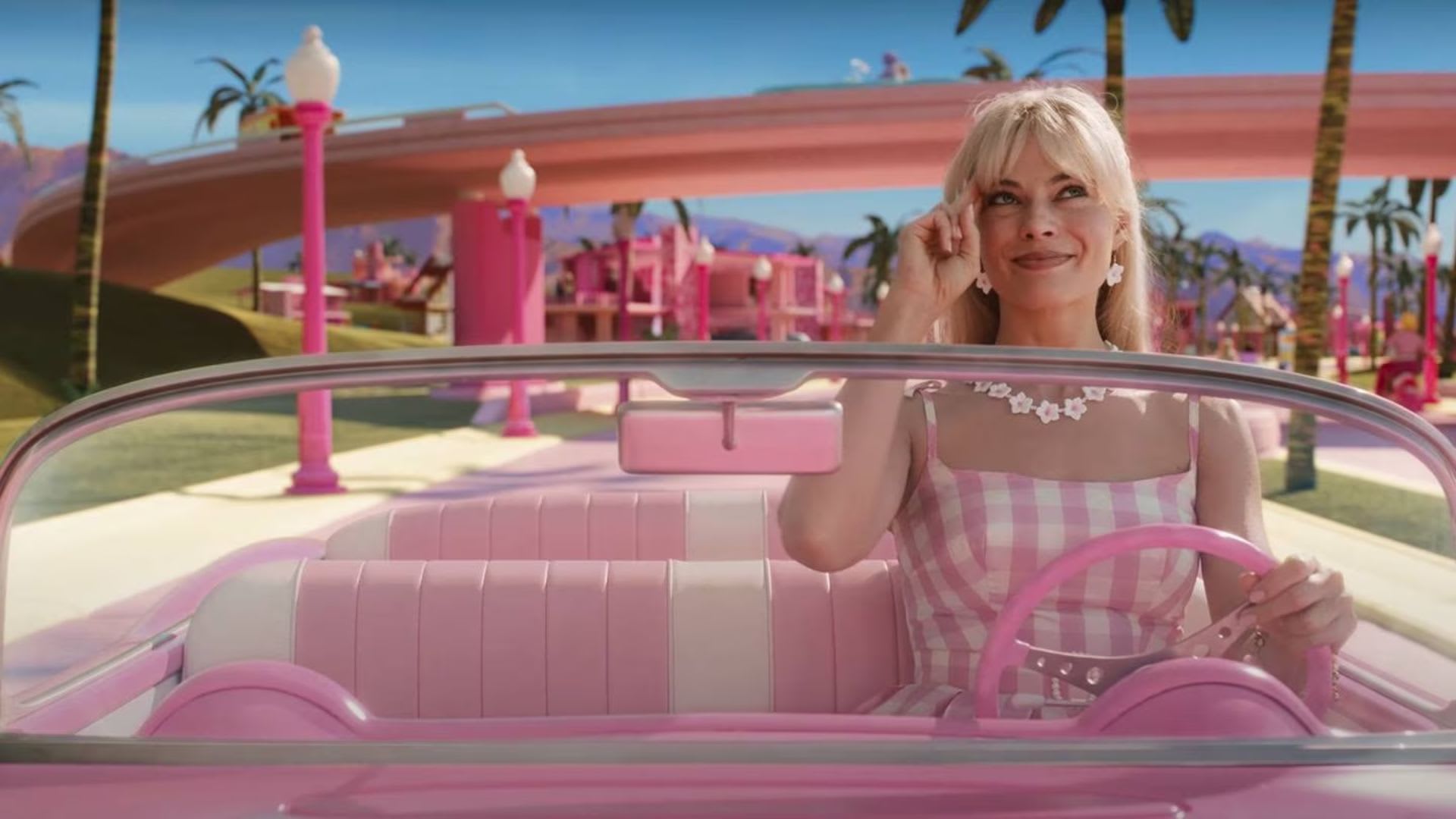 margot-robbie-en-auto-rosa